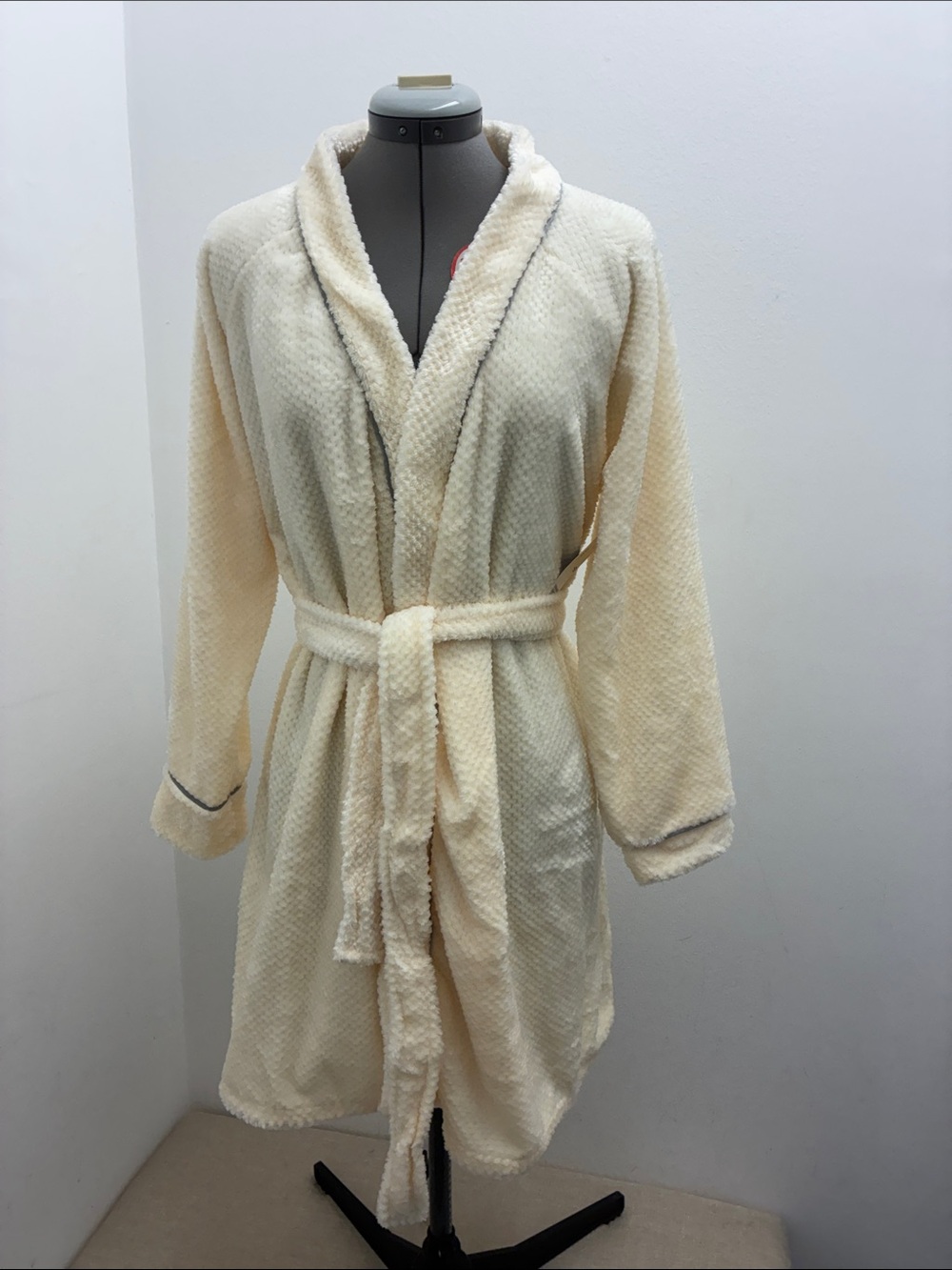 Tahari Cream Plush Super Soft Shawl Collar Robe with Contrast Trim